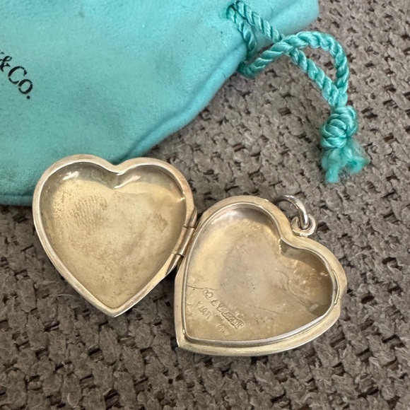 Tiffanyy & Co Heart Locket Pendant. Dust bag included. - Picture 4 of 9